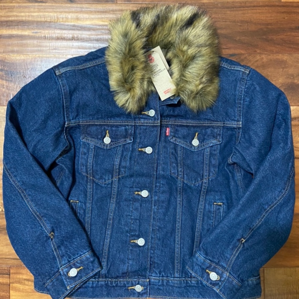 Levi’s ex-boyfriend Trucker jacket with fur collar